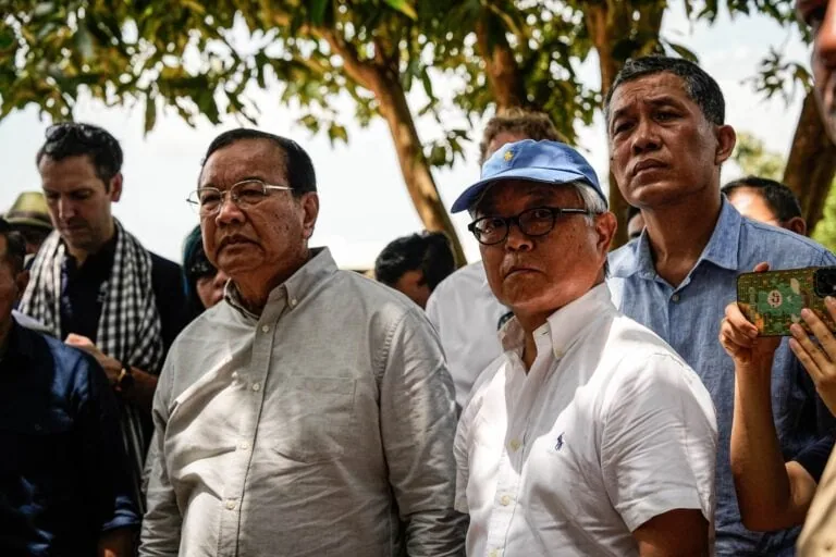 ឯកអគ្គរាជទូតជប៉ុនប្រចាំនៅកម្ពុជាលោក អ៊ូអិណុ អាត់ស៊ូស៊ី ពេលទៅទស្សនកិច្ចតំបន់ព្រំដែនដឹកនាំដោយរដ្ឋមន្ត្រីក្រសួងការបរទេសកម្ពុជា លោក ប្រាក់ សុខុន (រូបភាព៖ ទំព័រហ្វេសប៊ុកស្ថានទូតជប៉ុននៅកម្ពុជា)