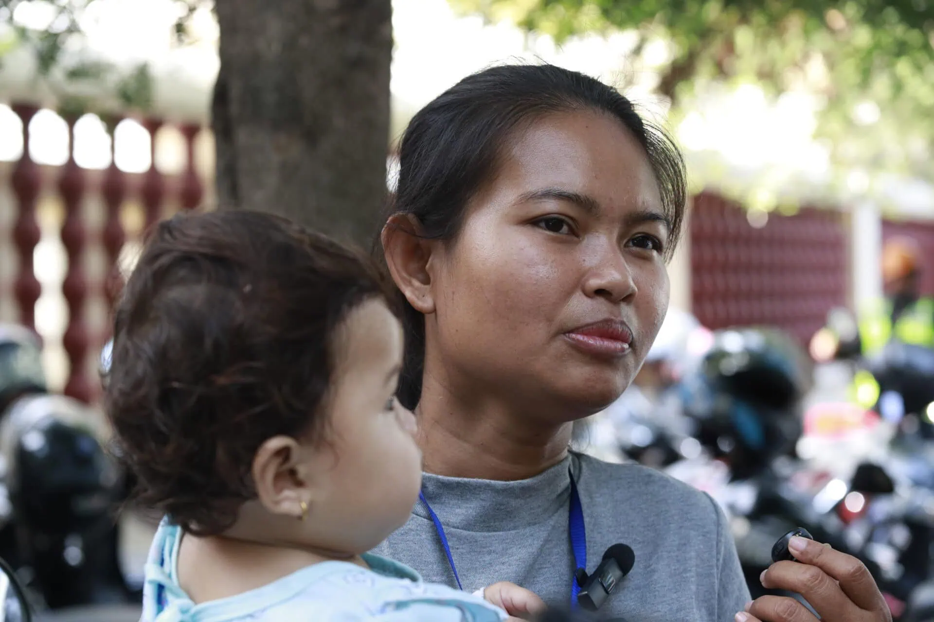 ភរិយារបស់លោក ថុន រដ្ឋា គឺអ្នកស្រី ប៉ាត់ រស្មី កំពុងផ្ដល់សំភាសន៍ឱ្យអ្នកសារព័ត៌មាននៅមុខតុលាការកំពូល នាថ្ងៃទី២ ខែមីនា ឆ្នាំ២០២៦។ (រូបថត៖ ហុង សេរីហ្វុង)